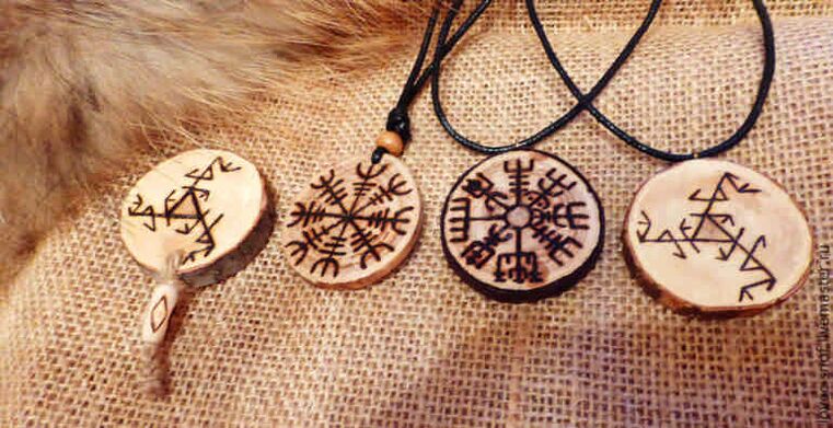 pendentifs avec des runes comme talismans de succès