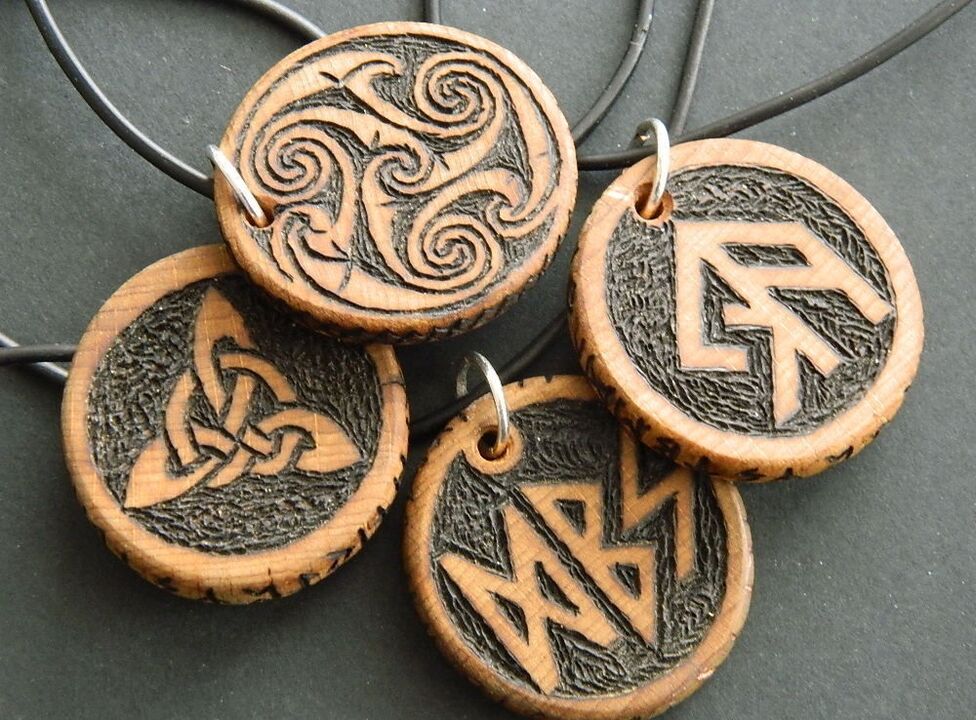pendentifs avec runes pour la bonne chance