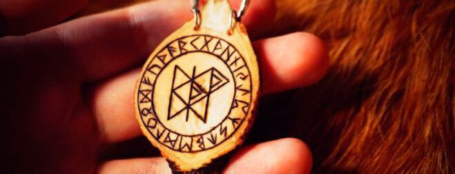 runes sur l'amulette de bonne chance