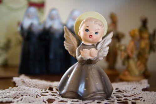 figurine d'un ange en amulette de bonne chance