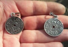 Etude de deux amulettes royales sur la question du faux